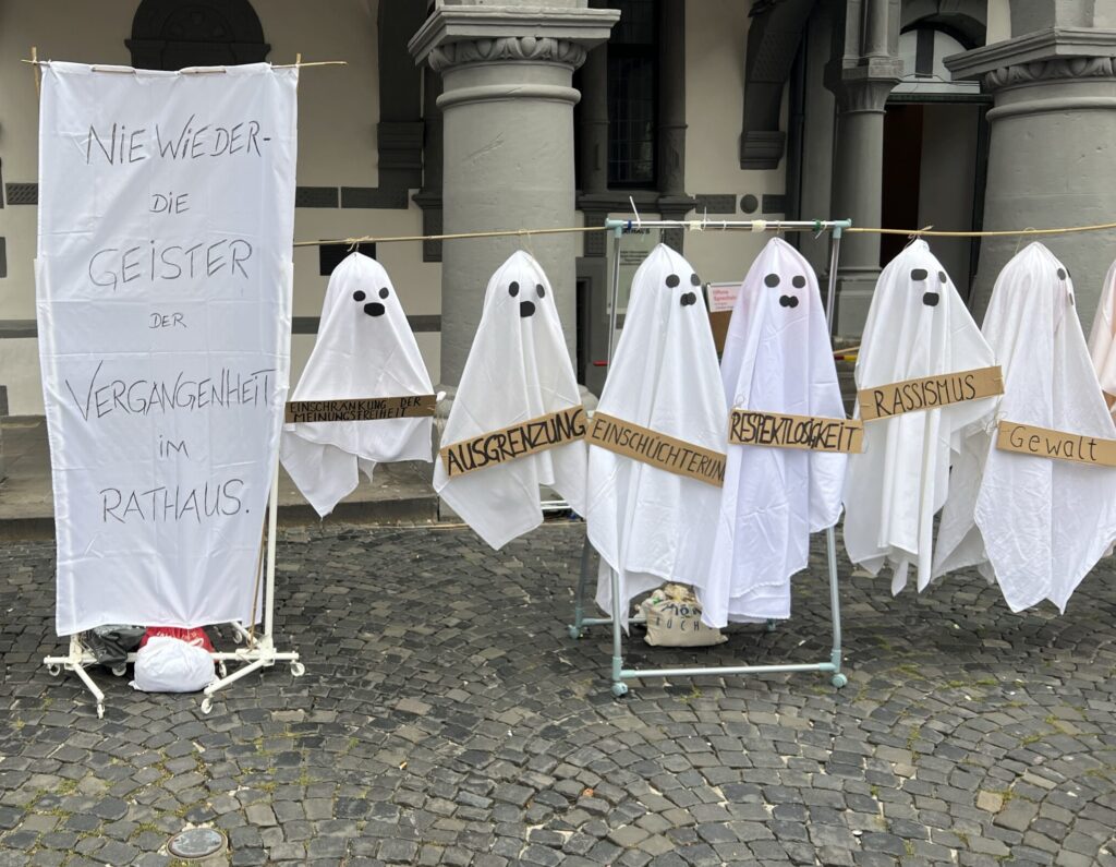 Foto: Kommunalwahlkampf in NRW: Omas gegen rechts demonstrieren vor dem Rathaus in Paderborn gegen die "Geister der Vergangenheit"