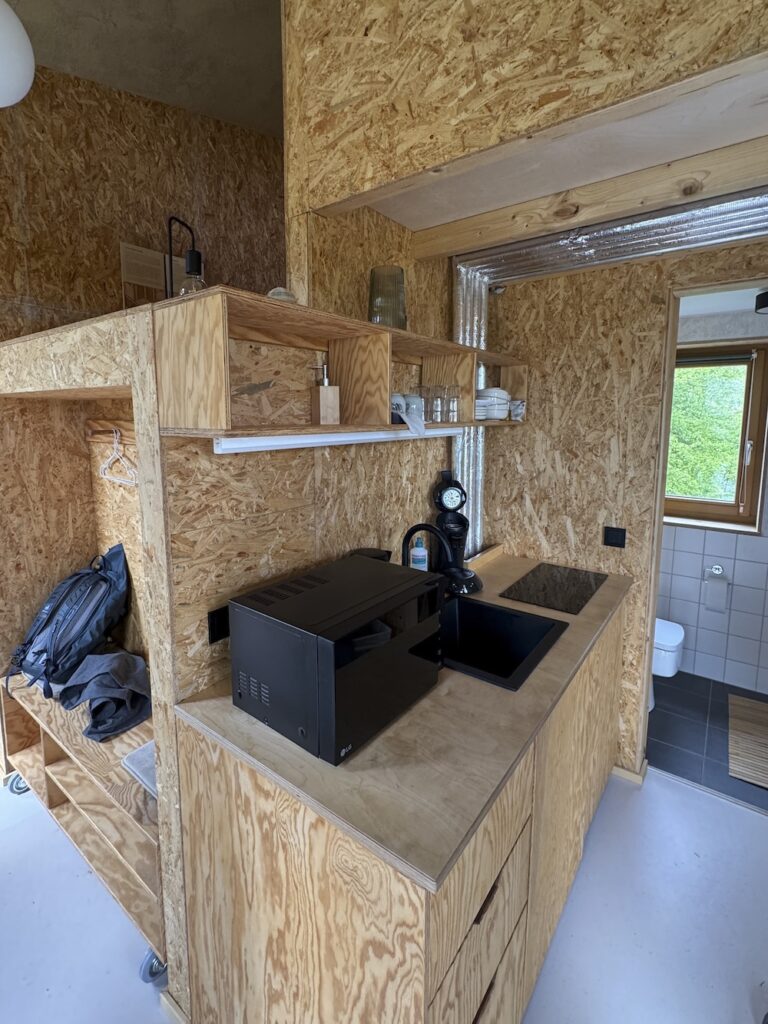 Foto: Tiny Haus der Technischen Hochschule Köln: Innenraum mit Mini Küche / Tiny House of Technical University Cologne: interior with small kitchen, 21.4.2026 Foto: Robert B. Fishmanto: Robert B. Fishman